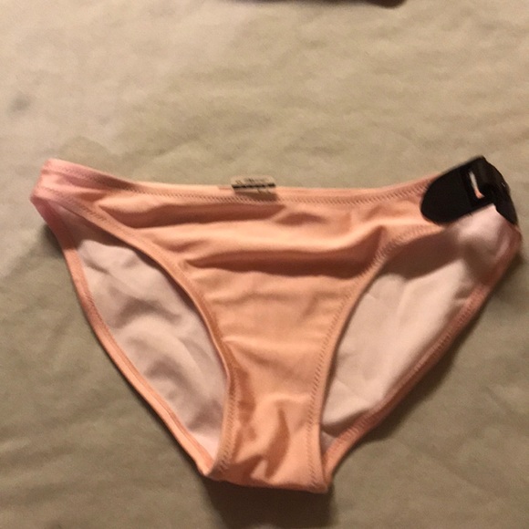 Bikini - Picture 3 of 5